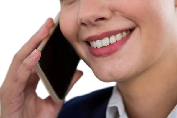 Улыбающаяся деловая женщина разговаривает по мобильному телефону — стоковое фото