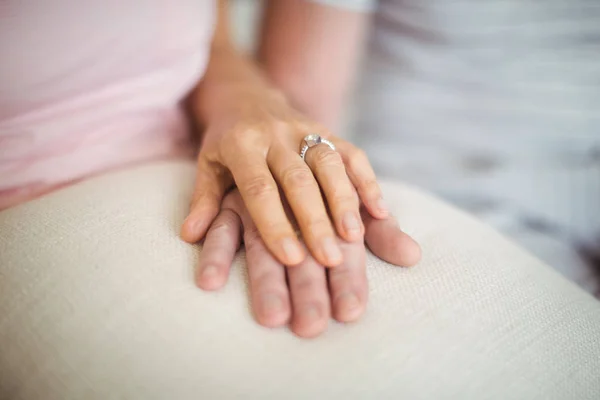 Casal sênior segurando as mãos uns dos outros — Fotografia de Stock