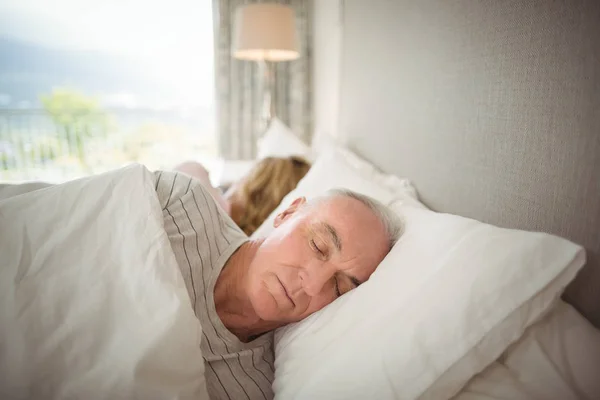 ベッドに寝ているシニア カップル — ストック写真