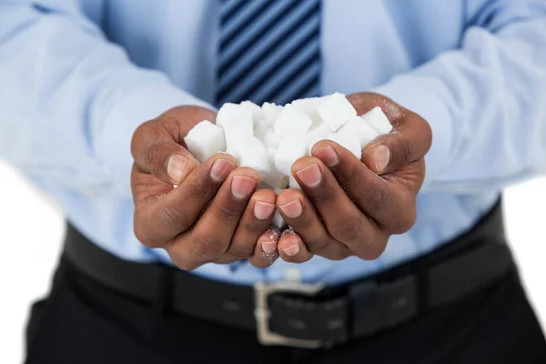 Mid sectie van zakenman hand cupped met suikerklontjes — Stockfoto