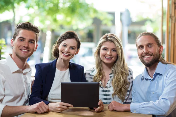 Portret van jonge vrienden met behulp van digitale tablet — Stockfoto