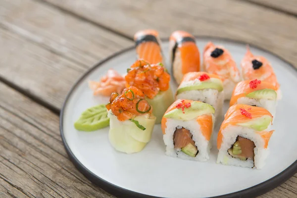 Uppsättning av blandade sushi serveras på tallrik — Stockfoto