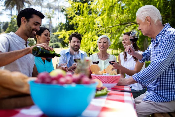 Glückliche Familie mit Gläsern Wein — Stockfoto