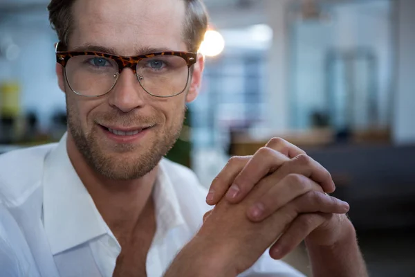 Manliga affärsman ler mot kameran — Stockfoto