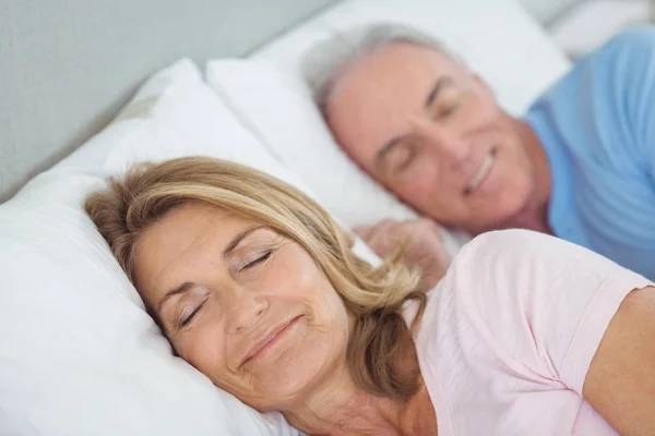 Pareja mayor descansando en la cama —  Fotos de Stock