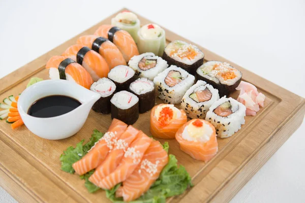 Uppsättning av blandade sushi serveras på träbricka — Stockfoto