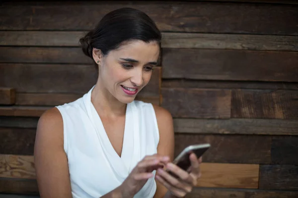 Smiling executivo de negócios do sexo feminino usando telefone móvel — Fotografia de Stock