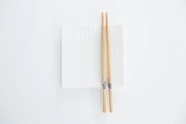 Chopstick met lege plaat — Stockfoto