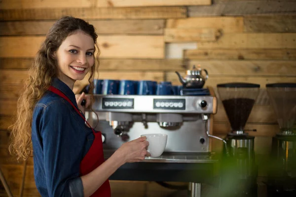 Camarera sonriente haciendo taza de café —  Fotos de Stock