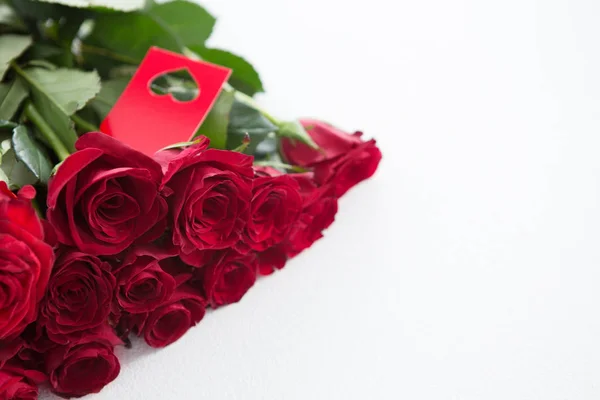 Bouquet de roses rouges avec tag — Photo