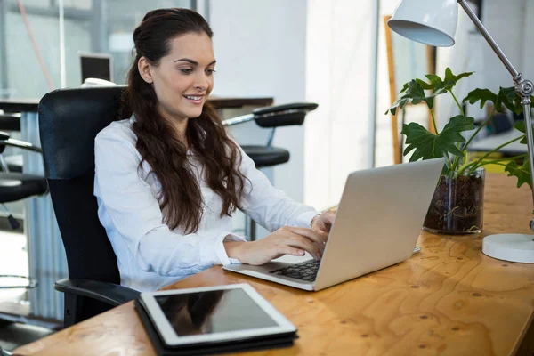 Executivo de negócios do sexo feminino usando laptop — Fotografia de Stock
