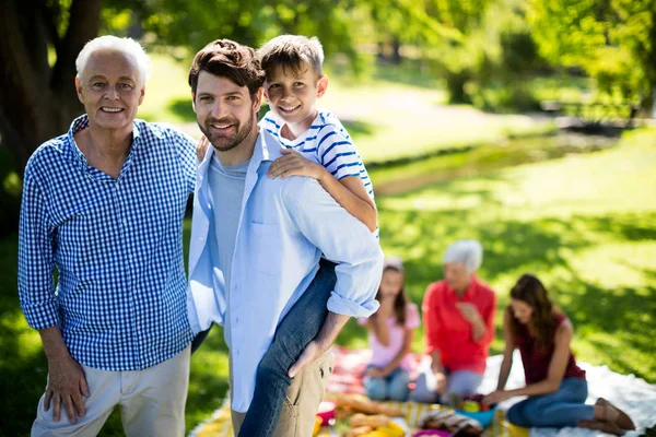 Gelukkige familie genieten in park — Stockfoto