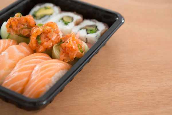 Rolos de sushi com salmão — Fotografia de Stock