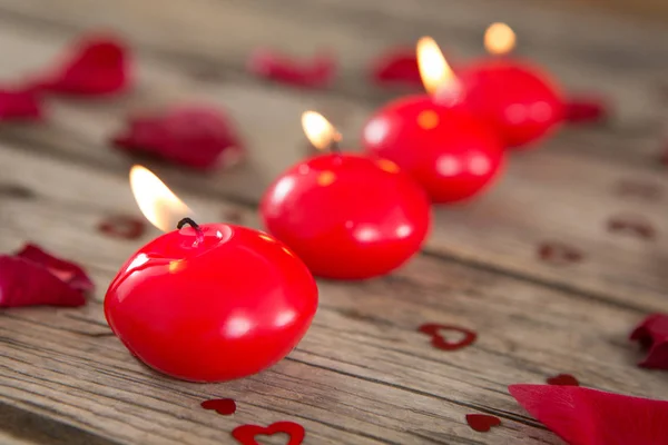 Velas ardientes con pétalos de rosa aromáticos — Foto de Stock