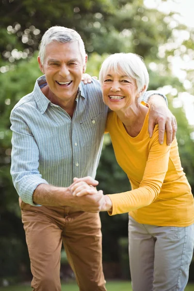 Pareja mayor bailando en el parque — Foto de Stock