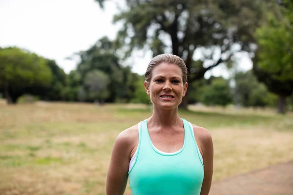 Atleta feminina no parque — Fotografia de Stock