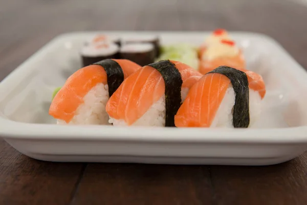 Drei Nigiri Sushi serviert in weißem Teller — Stockfoto