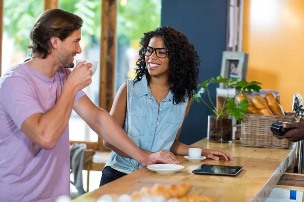 Couple interacting with each other at counter — Stock Photo, Image