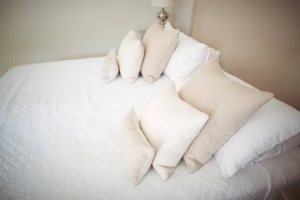 Leeres Bett und Kopfkissen im Schlafzimmer — Stockfoto