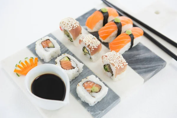 Ensemble de sushis assortis servis sur ardoise de pierre grise — Photo