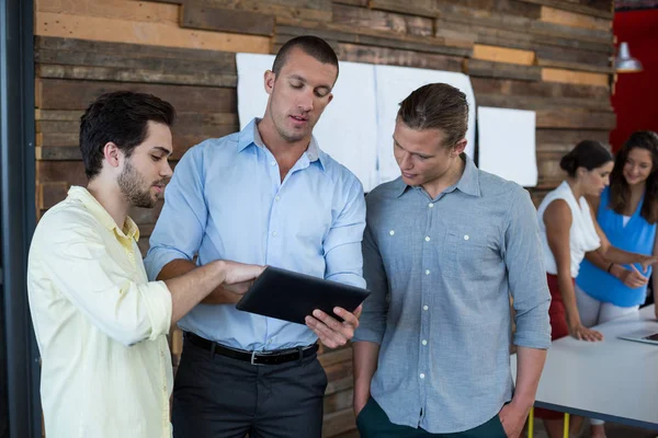 Executivos de negócios discutindo sobre tablet digital — Fotografia de Stock