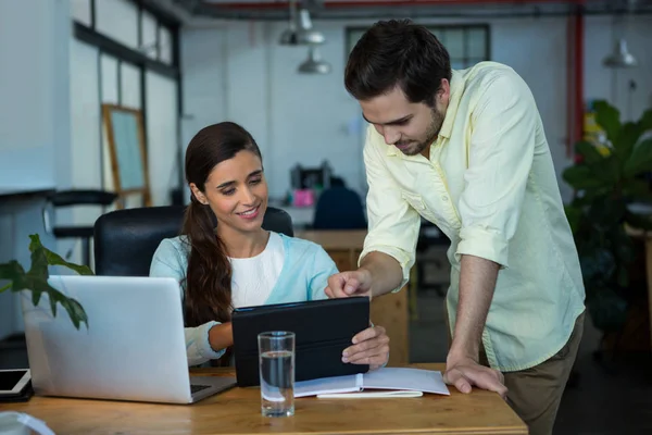 Dirigeants d'entreprise discuter sur tablette numérique — Photo