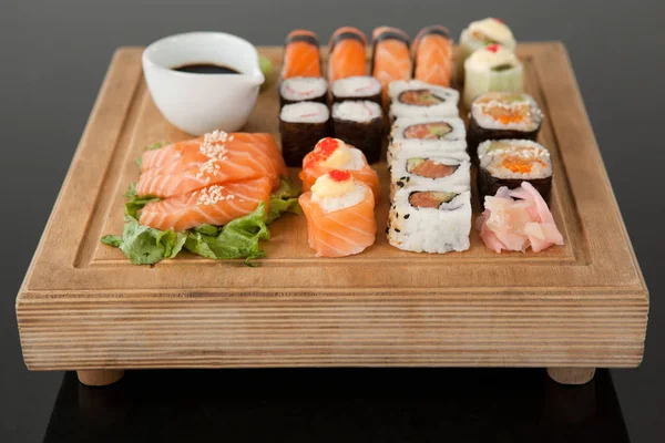 Set di sushi assortiti servito su vassoio di legno — Foto Stock