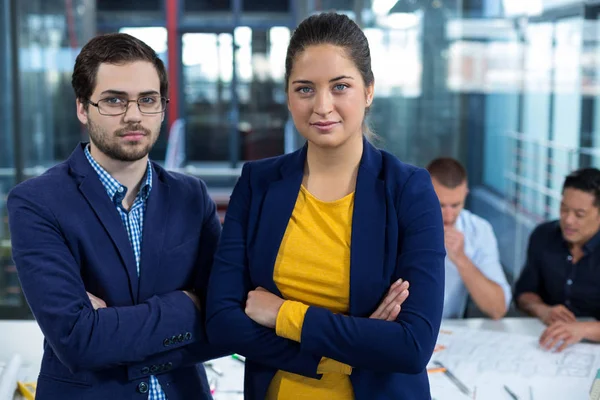 Homme et femme dirigeant d'entreprise debout avec les bras croisés — Photo