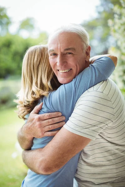 Seniorenpaar umarmt sich im Freien — Stockfoto