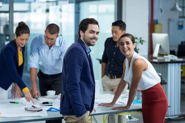 Ejecutivos de negocios discutiendo durante reunión en la oficina —  Fotos de Stock