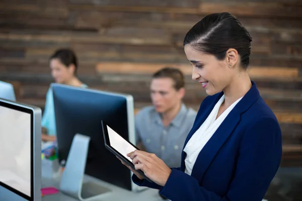 Attenta donna d'affari utilizzando tablet digitale — Foto Stock