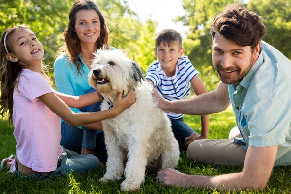 Famiglia felice godendo nel parco — Foto Stock