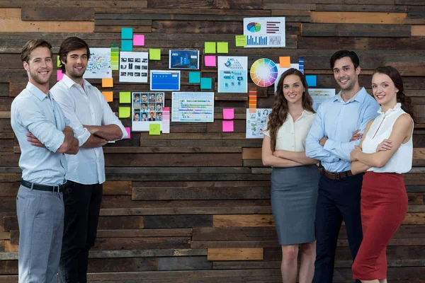 Üzleti vezetők állandó karját keresztbe hivatalban — Stock Fotó