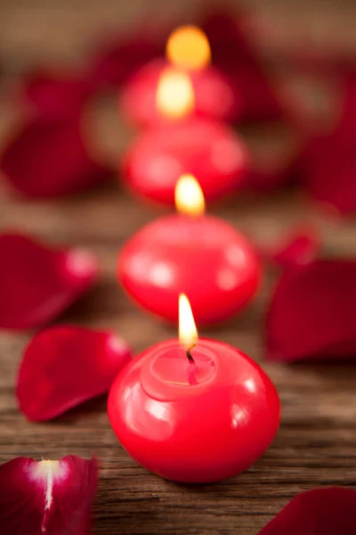 Bougies en cire rouge avec pétales de rose — Photo