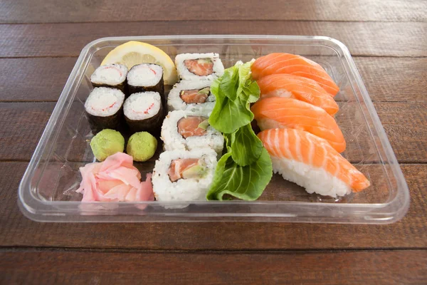 Uppsättning av blandade sushi serveras i en plastlåda — Stockfoto