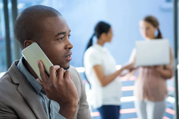 Unternehmenschef telefoniert mit dem Handy — Stockfoto