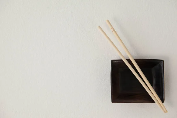 Ζευγάρι chopsticks πάνω από ένα μπολ — Φωτογραφία Αρχείου