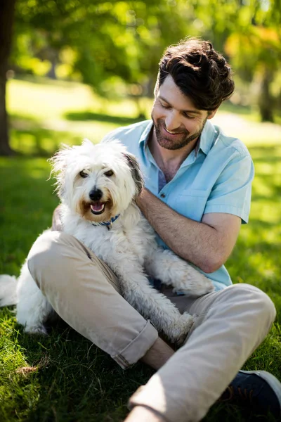 Uomo con cane nel parco — Foto Stock