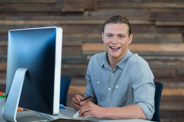 デスクで働いて笑顔の実業家の肖像画 — ストック写真