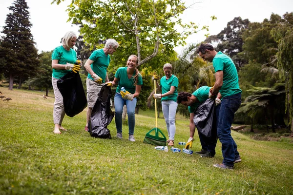 Team of volunteers picking up litter — Stock Photo, Image