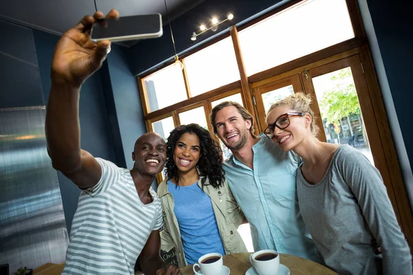 Un grup de prieteni care fac un selfie de pe telefonul mobil — Fotografie, imagine de stoc