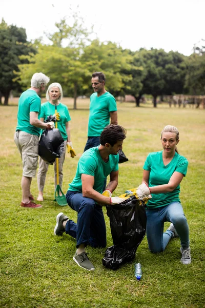 Equipo de voluntarios recogiendo basura —  Fotos de Stock