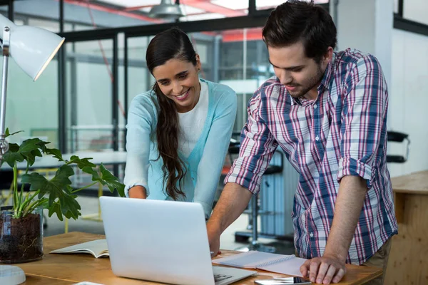 Ejecutivos de negocios discutiendo sobre portátil — Foto de Stock