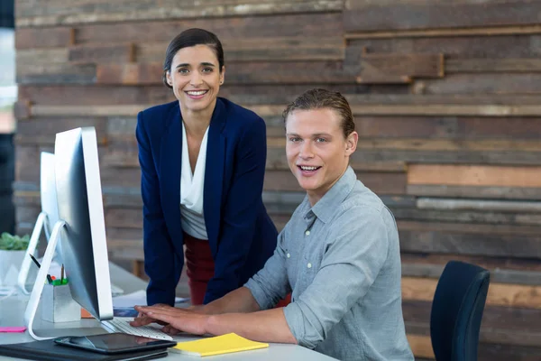 Portret van Glimlachende zakenmensen werken op personal computer — Stockfoto