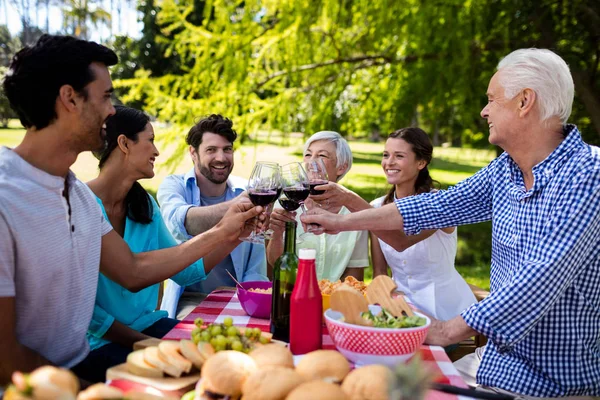 와인 잔을 홀 짝 하는 행복 한 가족 — 스톡 사진