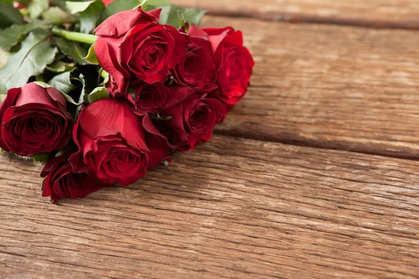 Bunch of red roses and gift box — Stock Photo, Image