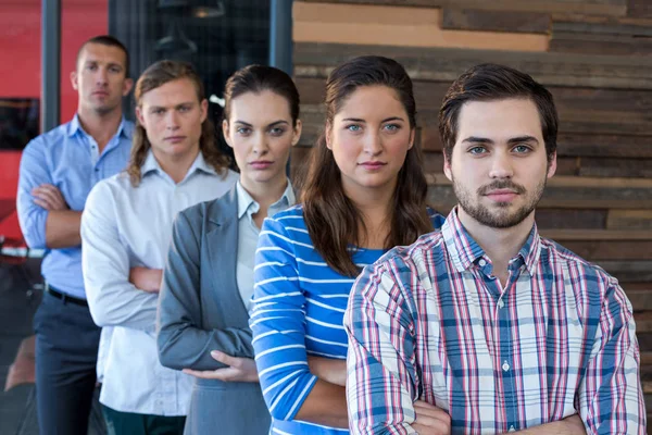 Retrato de empresarios de pie con los brazos cruzados — Foto de Stock