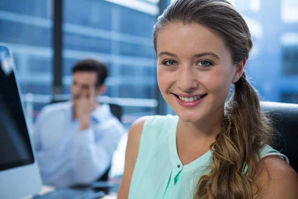 Ejecutivo de negocios sonriendo a la cámara —  Fotos de Stock