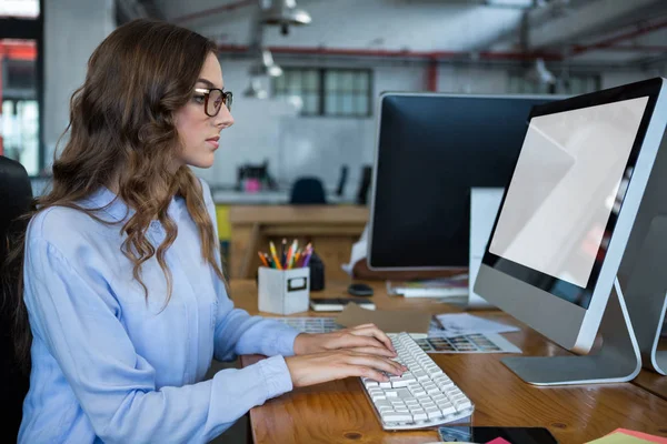 Grafikdesignerin arbeitet am Schreibtisch am Computer — Stockfoto