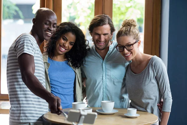 Groupe d'amis prenant un selfie de selfie bâton — Photo